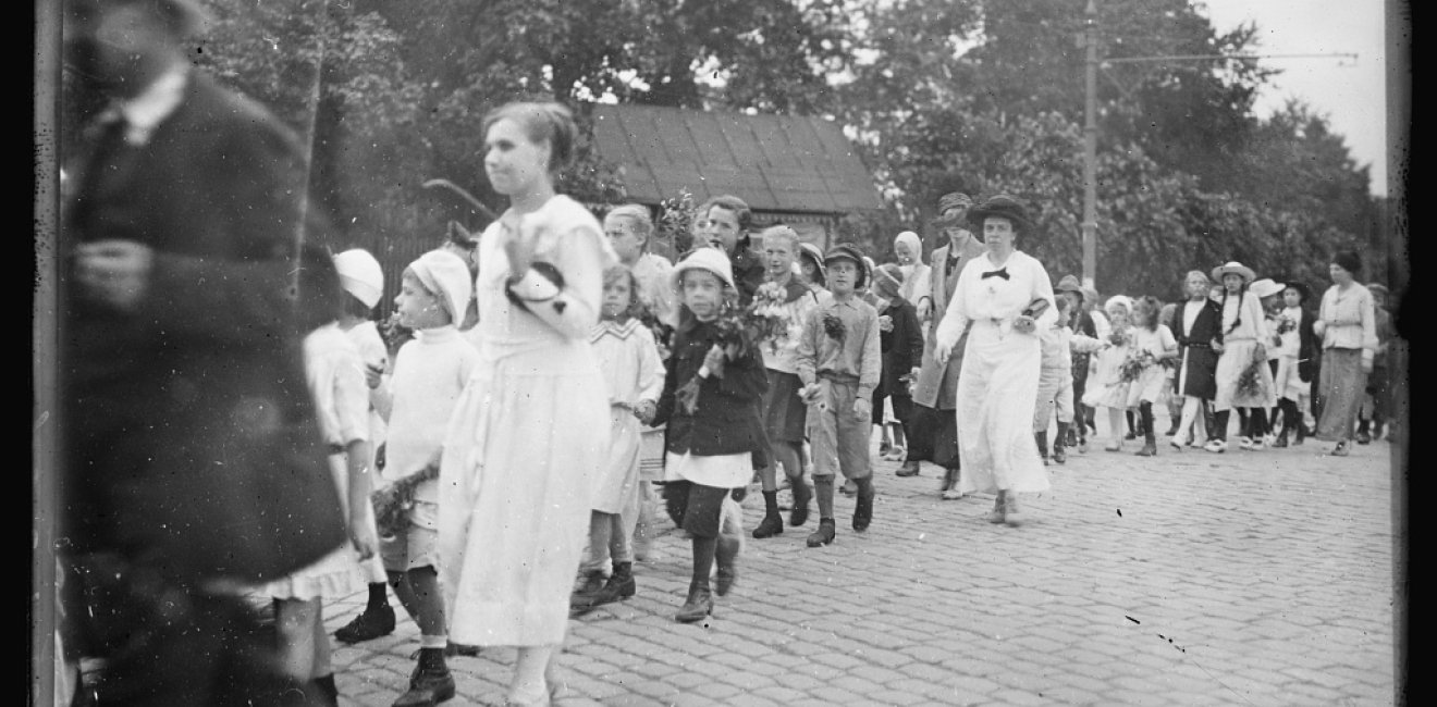 Children of Riga marching to the railway station of Riga