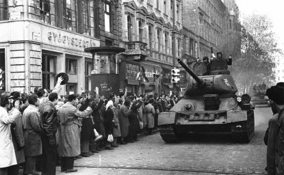 A crowd cheers Hungarian troops in Budapest.