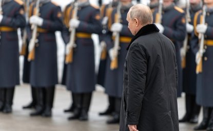 Putin walking in front of soldiers