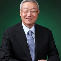 A formal photo of Sung-hwan Kim