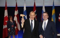 Foreign Minister Lavarov and Foreign Minister Thórdarson poses with gavel at transition from Icelandic to Russian Chairmanship