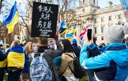 Protesters with sign in Cantonese and Ukrainian flag 
