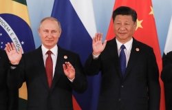 Presidents Putin and Xi posing for a photo 